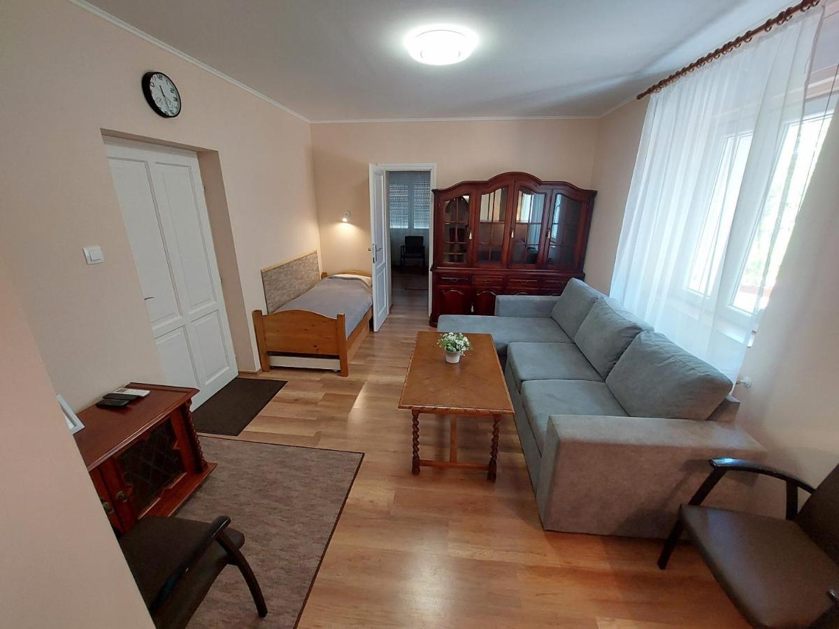 E-Tekergok Haza Hotell Bukkzserc Exteriör bild